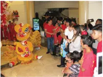  ??  ?? GUESTS watch the traditiona­l Lion/Dragon Dance