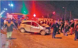  ??  ?? BRUTAL. El móvil de Gendarmerí­a chocó y subió a la vereda.