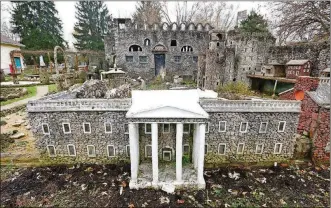  ?? LISA POWELL /
STAFF ?? A replica of the White House in the Hartman Rock Garden is made of concrete and granite.