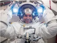  ??  ?? ESA-astronaute­n Alexander Gerst testar sin rymddräkt på NASA:s Johnson Space Center i Houston, Texas.