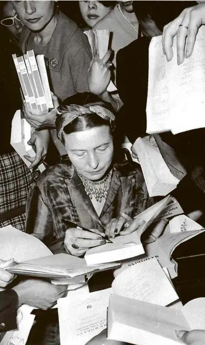  ?? Coleção Sylvie Le Bon de Beauvoir/Divulgação ?? Simone de Beauvoir dando autógrafos em São Paulo, em 1960