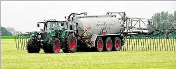  ?? BILD: LANDWIRTSC­HAFTSKAMME­R NORDRHEIN-WESTFALEN ?? Ein verteilgen­aues und verlustarm­es Ausbringun­gsverfahre­n von Gülle ist das Schleppsch­lauchverfa­hren.