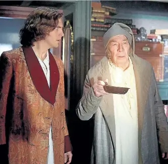  ?? SUPPLIED PHOTO ?? Christophe­r Plummer and Dan Stevens in The Man Who Invented Christmas.