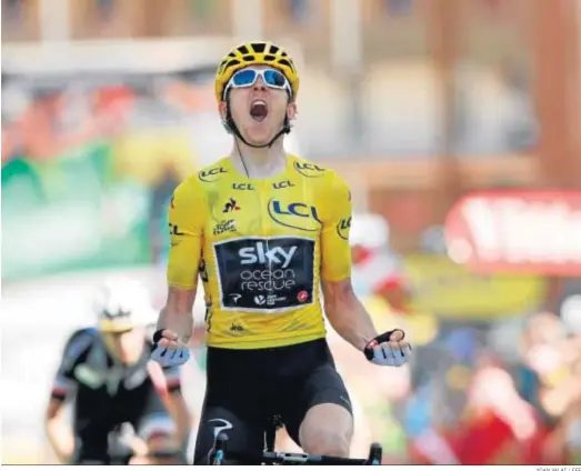  ?? YOAN VALAT / EFE ?? Geraint Thomas, líder del Tour, celelebra con rabia el haber sido el primer ciclista que gana en Alpe d’Huez con el maillot amarillo.