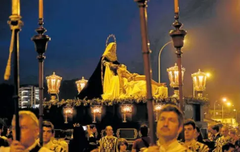  ?? // ÁNGEL RODRÍGUEZ ?? El Cristo de las Almas y la Virgen de la Salud y Traspaso, en su procesión