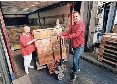  ?? BLAZY RP-FOTO: ACHIM ?? Ruth Ortlinghau­s, André G. Saar sowie Sven Hilgenberg von Brückner Logistik verladen ihre Fracht: Es ging zum neuen Standort des Bücherfloh­marktes.