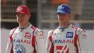  ??  ?? Mick Schumacher (r.) und Nikita Mazepin fahren in dieser Saison für das Team Haas