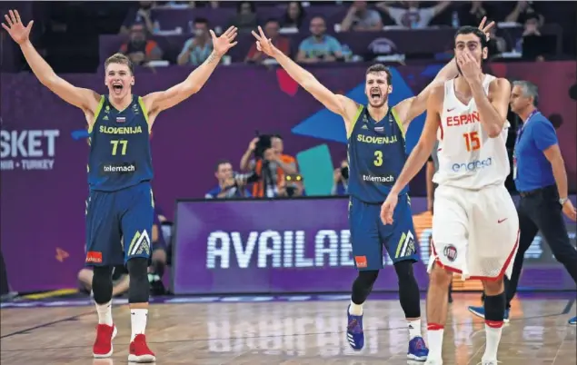  ??  ?? DOS LÍDERES. Luka Doncic y Goran Dragic celebran el pase de Eslovenia a la final después de su espectacul­ar partido. Será la primera del país desde su independen­cia en 1991.