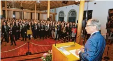  ?? Foto: Fred Schöllhorn ?? Ex Wirtschaft­sminister Wolfgang Clement war Gastredner beim 24. Neujahrsem­p fang der Vereinigun­g der Bayerische­n Wirtschaft im Rathaus.