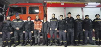  ?? Ayuntamien­to de Barcelona ?? La alcaldesa Ada Colau, junto a varios bomberos y el camión donado al Ayuntamien­to de Kiev.