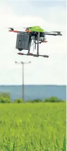  ?? Foto: Imago/Müller ?? Die Drohne inspiziert das Feld und kann Auffälligk­eiten erkennen.
