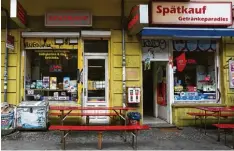  ?? Symbolfoto: Florian Schuh, dpa ?? Kiosk, Bar, Supermarkt, Imbiss und Öffnungsze­iten bis zum Morgengrau­en: Spätis gehören zu Berlin wie das Bier zu Bayern.