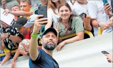  ?? ?? Igor Jovicevic se hace un selfie con varios aficionado­s que se encuentran en la grada.