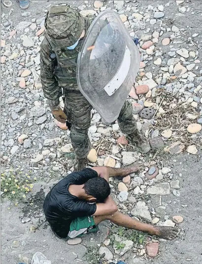  ?? MAYKA NAVARRO ?? Un militar demana a l’Asxaraf que s’aixequi i camini cap a la frontera dimecres a El Tarajal