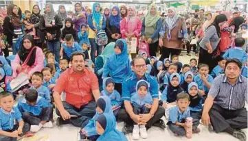  ??  ?? TAJUL (duduk tengah) beramah mesra bersama kanak-kanak tabika Kemas pada Program Jabatan Kemajuan Masyarakat Aktiviti Luar Waris dan Anak di Pasaraya Mydin Taman Batik.