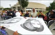  ?? PAUL SANCYA — THE ASSOCIATED PRESS ?? People in line sign well wishes on poster boards outside the Charles H. Wright Museum of African American History during a public visitation for Aretha Franklin in Detroit, Wednesday. Franklin died Aug. 16, of pancreatic cancer at the age of 76.