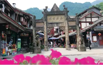  ??  ?? Tai’an Ancient Town, at the foot of Mt Qingcheng, is a place of idyllic beauty. — IC