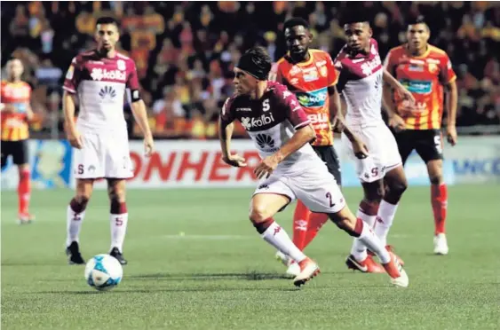  ?? RAFAEL PACHECO ?? Christian Bolaños hizo un pase medido a la cabeza de Johan Venegas en el empate momentáneo, 1-1. El experiment­ado jugador saprissist­a manifestó que el partido del domingo les dejó “sensacione­s positivas” en una cancha complicada como es el Rosabal.