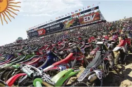  ??  ?? Depuis 1992, L’EDV rassemble des milliers de pilotes moto et quad pour un week-end de fête. Les motos sont mises en parc fermé 3 heures avant la course.