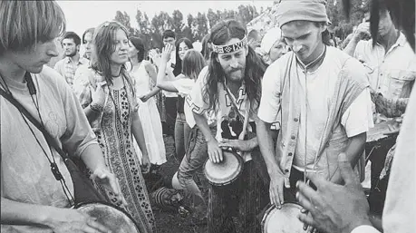  ??  ?? Controcult­ura La marijuana fu uno dei simboli della (contro) cultura hippie, il movimento giovanile che ebbe inizio negli Usa nel corso degli anni Sessanta e si diffuse in tutto il mondo: veniva utilizzata«al fine di esplorare e allargare lo stato di coscienza»