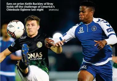  ?? SPORTSFILE ?? Eyes on prize: Keith Buckley of Bray holds off the challenge of Limerick’s Chiedozie Ogbene last night