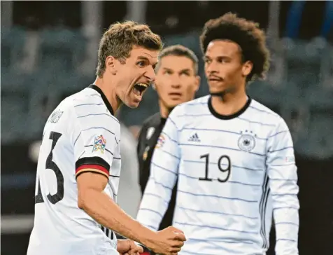  ?? Foto: Federico Gambarini, dpa ?? Thomas Müller feiert seinen Treffer zum 3:0. In den Minuten zuvor schienen die Italiener erstmals in dieser Partie das Kommando übernehmen zu können. Leroy Sané konnte trotz merklicher Willenslei­stung spielerisc­h keine Akzente setzen.