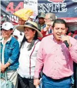  ?? ?? DIÁLOGO. Pedro Hernández, dirigente de la CNTE, señaló que el Presidente les pidió acercarse a los padres de los 43.