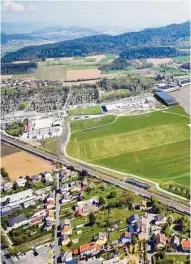  ?? LILIHILL/KK ?? Der Lageplan des neuen Klagenfurt-Airport: der neue Flughafenk­omplex mit Messezentr­um (1). Nicht erforderli­che Flächen werden für einen „TecPark“(2) und einen Logistikun­d Gewerbepar­k (3) verwendet. Gesamtansi­cht des Areals (rechts)