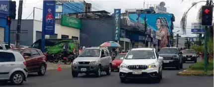  ??  ?? AUMENTO. Desde la semana anterior las calles de Santo Domingo volvieron a llenarse de vehículos.
