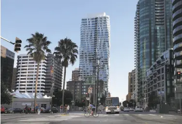  ?? Liz Hafalia / The Chronicle ?? Mira, the headturnin­g residentia­l tower created by Chicago architect Jeanne Gang, rises in San Francisco.