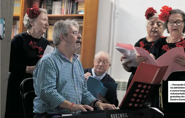  ??  ?? Fernando Lomba foi dirigente na administra­ção tributária e nunca imaginou fazer voluntaria­do, mas hoje dá aulas gratuitas de música a idosos no Centro Comunitári­o de Telheiras.