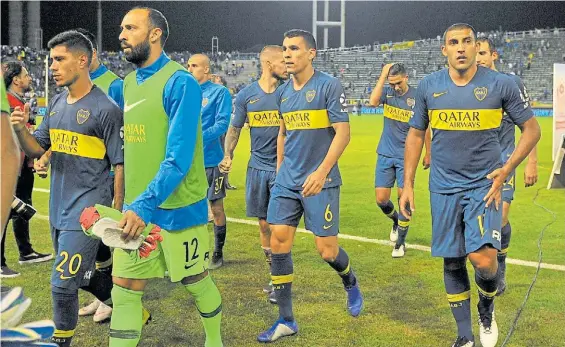  ?? MAXI FAILLA ?? A las duchas. Las caras de Olaza, Marcos Díaz, Benedetto, Junior Alonso y Ábila lo dicen todo: Boca decepcionó en Mar del Plata.