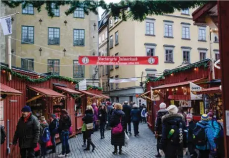  ?? FOTO: MOSTPHOTOS ?? GAMMAL I GAMET. Julmarknad­en i Gamla stan är landets äldsta.