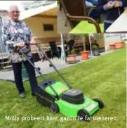  ??  ?? Molly probeert haar gazon te fatsoenere­n.