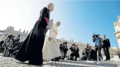  ?? ANSA ?? San Pedro. El Papa Francisco, ayer, se encamina a la audiencia general de los miércoles en el Vaticano.