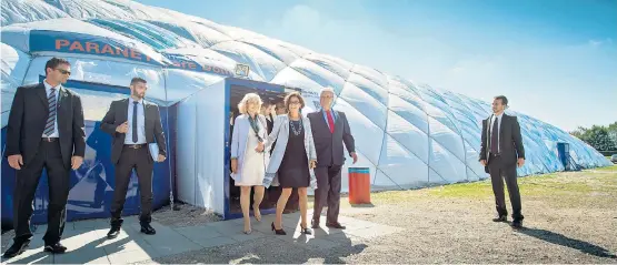  ??  ?? Innenminis­terin Johanna Mikl-Leitner (Mitte) hat in Bayern eine Tragluftha­lle als Flüchtling­sunterkunf­t besichtigt. Ihr Urteil: besser als Zelte.