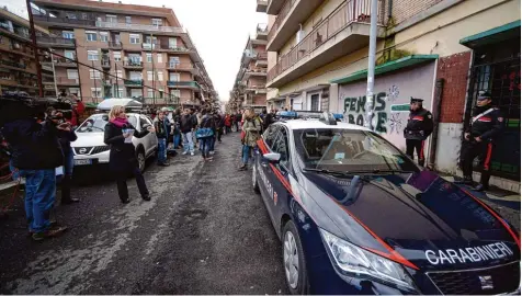  ?? Foto: F. Monteforte, afp ?? Nachdem der Bruder eines inhaftiert­en Mafiamitgl­ieds einen Reporter angegriffe­n hat, ist die Aufregung groß in Italien. Am Schauplatz des Geschehens, einer Boxschule in der Hafenstadt Ostia (rechts ist deren Eingang zu sehen), demonstrie­rten kürzlich...