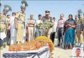  ?? MANOJ DHAKA/HT ?? A CRPF official paying tributes to martyr Naresh Kumar (inset) at Jainpur in Sonepat.