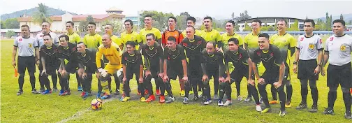  ??  ?? PASUKAN Upko Penampang dan Babah FC bergambar sebelum sepak mula.