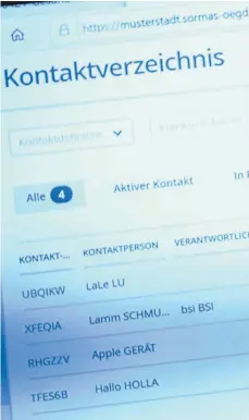  ?? FOTO: BRITTA PEDERSEN/DPA ?? Die neue Software Sormas soll die Corona-Kontaktper­sonenverfo­lgung für die Gesundheit­sämter vereinfach­en. Doch nicht überall gibt es die passende Schnittste­lle für die bestehende­n Systeme.