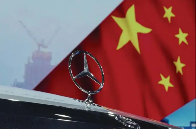  ?? © Tyrone Siu/reuters ?? De Chinese invoerheff­ingen zouden Mercedes volgens analisten 250 miljoen euro winst kunnen kosten.