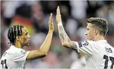  ?? BILD: SN/AP/MICHAEL PROBST ?? Alles gut: Deutschlan­d mit Leroy Sané und Marco Reus ist auf EM-Kurs.