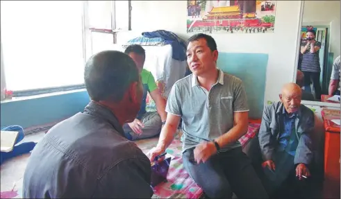  ?? PROVIDED TO CHINA DAILY ?? Xie Liang talks with residents in Alingchao village in Qahar Right Wing Middle Banner, Inner Mongolia autonomous region.