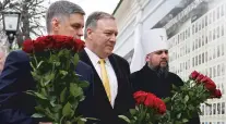  ?? KEVIN LAMARQUE/ASSOCIATED PRESS ?? U.S. Secretary of State Mike Pompeo, center, Ukrainian Foreign Minister Vadym Prystaiko, left, and Metropolit­an Epifaniy, head of the Orthodox Church of Ukraine, take part in a ceremony Friday in Kyiv, Ukraine, at the memorial to Ukrainian soldiers who were killed in a recent conflict in the country’s eastern regions.