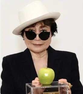  ?? Bild: EVAN AGOSTINI ?? HAR FUNNIT EN FORM. Konceptkon­stnären Yoko Onos avskalade aforismer borde passa på sociala medier.