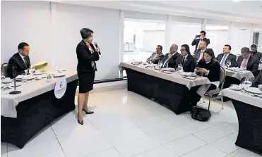  ?? JOHNNY HOYOS ?? La superinten­dente de Servicios, Natasha Avendaño, durante la reunión con los congresist­as.