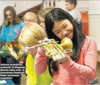  ??  ?? Anfassen ausdrückli­ch erwünscht: Im Klingenden Museum haben schon Generation­en Hamburger Kinder Instrument­e ausprobier­t.
