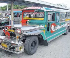  ?? FOTO: DPA ?? Typisches philippisc­hes Verkehrsmi­ttel: Die berühmten Jeepneys sind halb Jeep, halb Minibus.