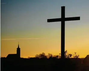  ?? Fotos: Wild; Böhm; Rehner; Harner; Fraunhofer; Bauer; Michael, Schindler/dpa ?? Kirche – Lichtblick in dunklen Zeiten?