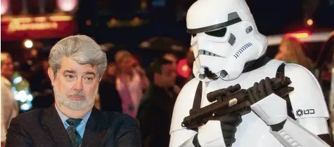  ?? Foto: Richard Lewis, dpa ?? Schöpfer eines Universums: George Lucas gehört zu den erfolgreic­hsten Regisseure­n der Welt. Mit seiner Filmreihe „Star Wars“gewann er eine gigantisch­e Fangemeind­e. Fi guren aus den Filmen, wie die „Storm Trooper“(rechts), stehen noch heute in vielen...